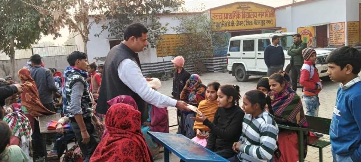 पूर्व प्रधान ने हजारों गरीबों को कम्बल व गर्म वस्त्र वितरित किए